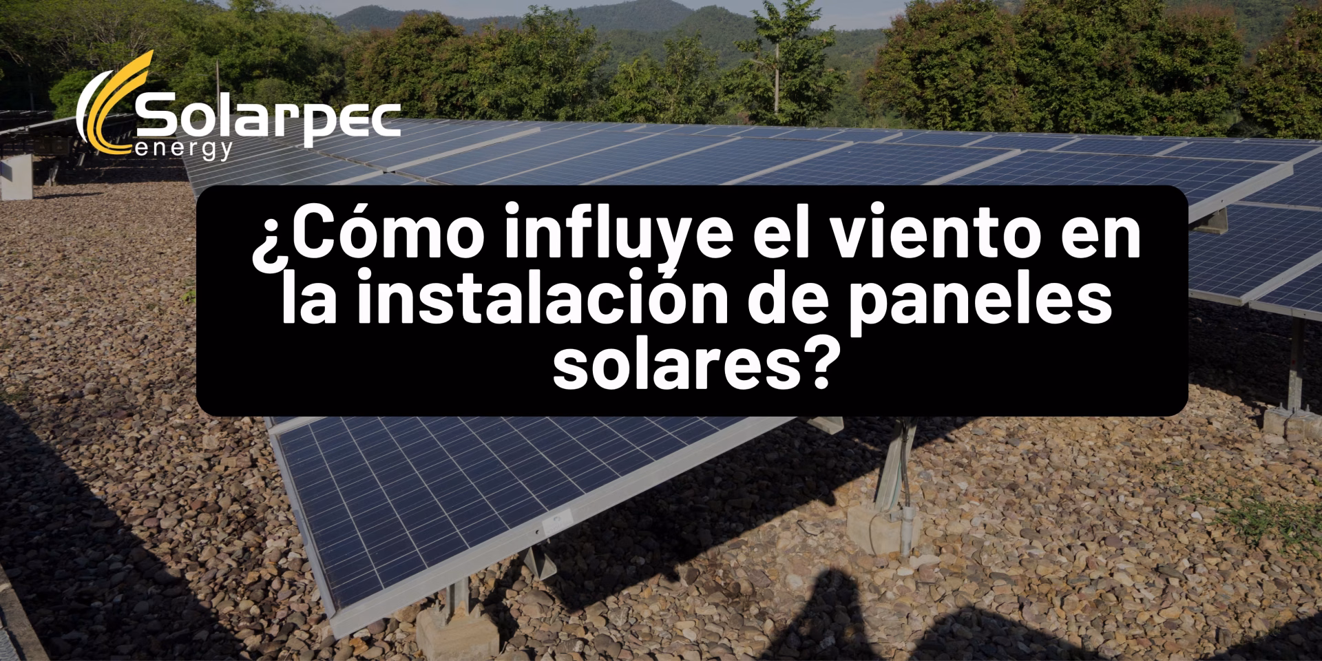 ¿Cómo influye el viento en la instalación de paneles solares?